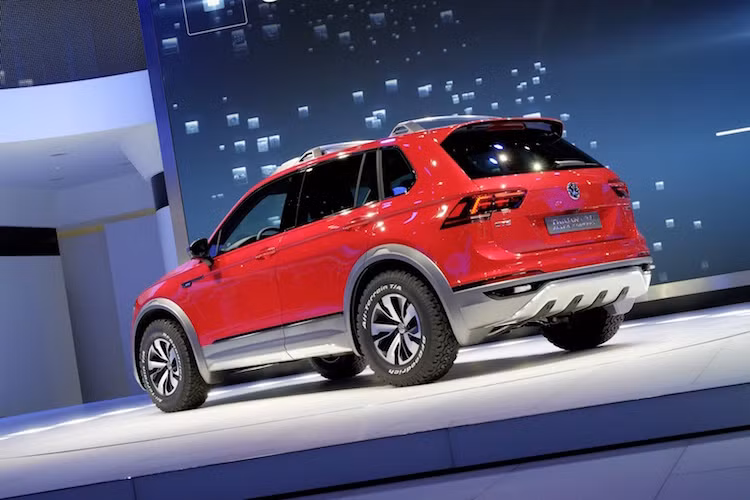 Hướng tới những chuyến đi dài, phiên bản Tiguan GTE Active còn có thêm giá để đồ bằng nhôm nằm trên mui.