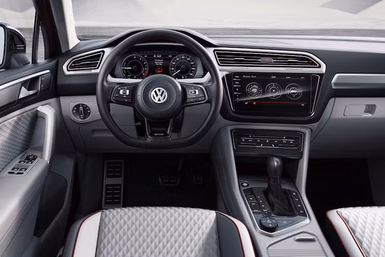 Bên trong nội thất của xe cá tính hơn nhờ có các ghế bọc vải họa tiết tam giác độc đáo, đồng thời có hệ thống thông tin giải trí với màn hình cảm ứng mới.