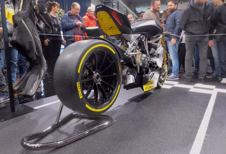 Điểm đặc biệt nhất của Draxter đó là lốp sau dạng trơn hoàn toàn, kèm theo vành 17 inch bản cực rộng để tăng độ bám trên đường đua drag. Nhiều khả năng bộ vành lốp này đã được lấy từ một mẫu xe đua ôtô.