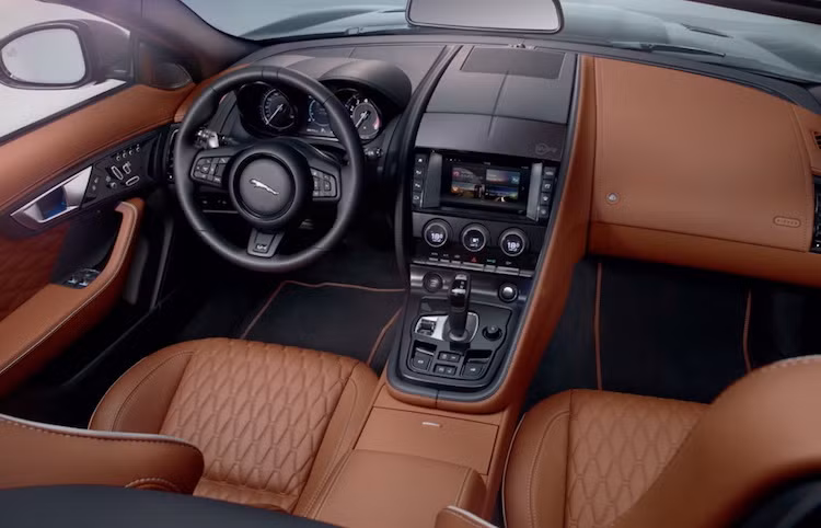 Ngoài ra, các logo SVR cũng khiến cho chiếc xe trở nên đặc biệt hơn phiên bản cũ.