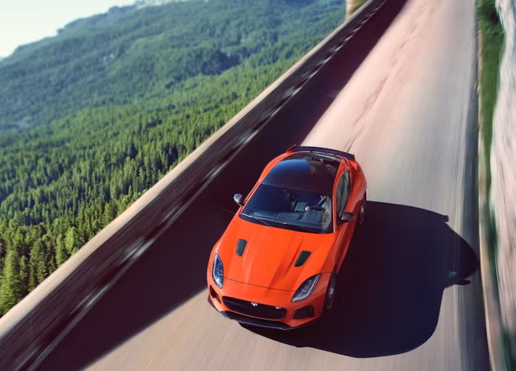 Dù vẫn sử dụng động cơ V8 siêu nạp 5.0l nhưng F-Type SVR có công suất tối đa và mô-men xoắn cực đại đều đạt 575 PS/Nm - tăng 25 PS/ Nm so với F-Type R. Xe chỉ có hệ dẫn động bánh sau, với khả năng tăng tốc từ 0-100 km/h trong 3,7 giây và tốc độ tối đa 322 km/h.