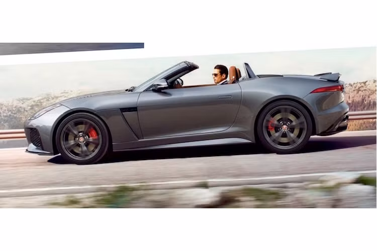 Ngoài bản coupe, Jaguar F-Type SVR còn có cả bản mui trần Convertible với tốc độ tối đa chỉ đạt 313 km/h. Cả 2 phiên bản SVR mới đều sẽ được ra mắt tại triển lãm Geneva.