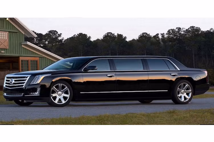Với thân xe được thiết kế đặc biệt, sử dụng các tấm thép siêu dày, nhôm, titan hay gốm, chiếc xe mới thậm chí còn có khả năng chịu sức công phá lớn hơn cả Cadillac One của ông Obama. Theo dự đoán, mẫu xe limousine bọc thép mới này chính thức phục vụ Đương kim tổng thống Mỹ mới vào năm 2017.