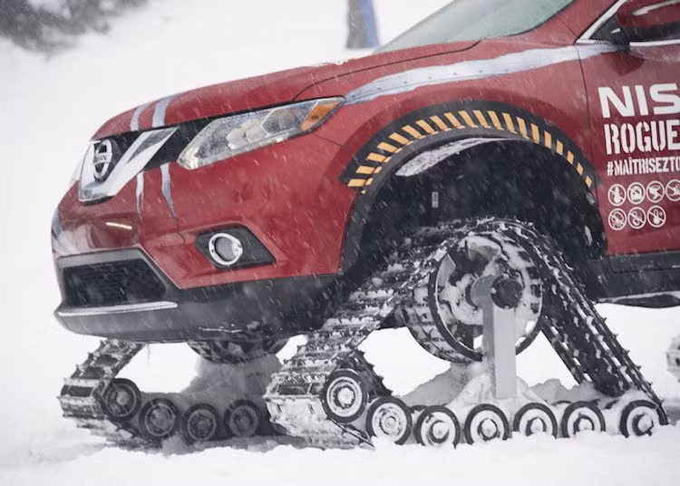 Tuy nhiên, điểm đặc biệt nhất trên Nissan Rouge Warrior đó là thay vì 4 bánh xe bình thường, Nissan đã trang bị cho xe cặp bánh xích tương tự xe tăng hay các mẫu xe chạy trên núi tuyết chuyên dụng.