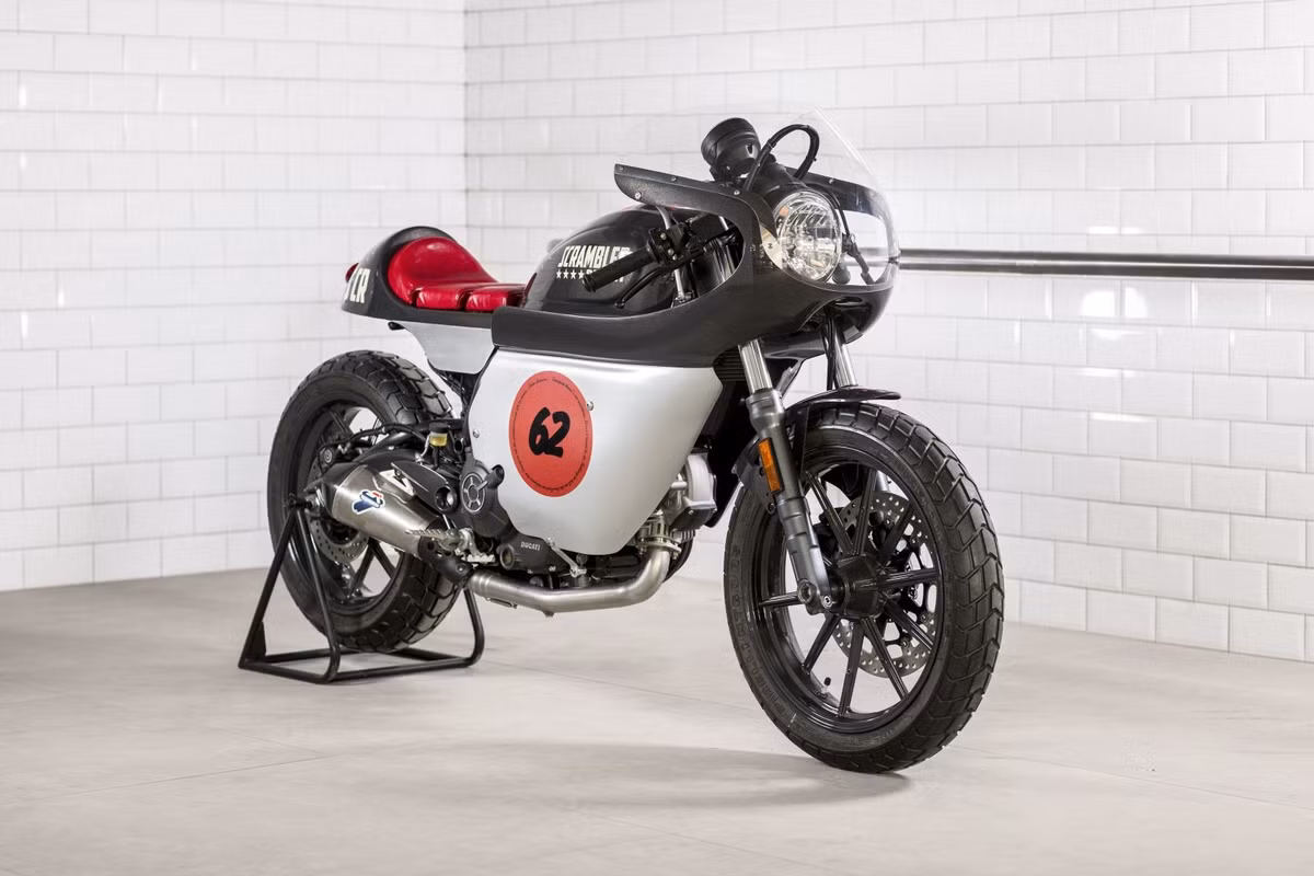 Chi tiết ấn tượng nhất trên Peace Sixty2 đó là phần quây gió cực lớn bằng sợi thủy tinh ôm trọn phần trước xe, theo phong cách xe đua thập niên 60-70. Ở phía sau, xe có dạng yên solo và "gò" theo đúng phong cách cafe racer.