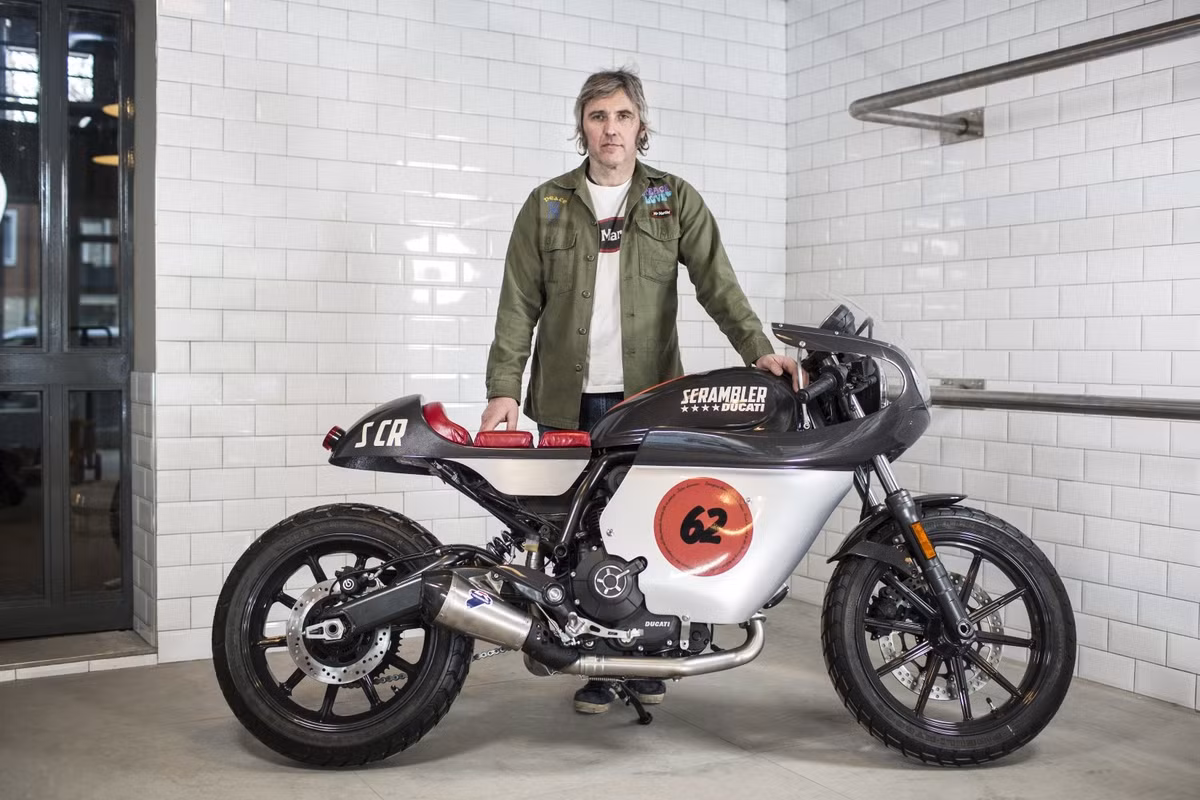 Bản độ đầu tiên trong loạt Ducati Scrambler Sixty2 mới đó là chiếc xe Peace Sixty2 theo phong cách xe đua hoài cổ, được tạo ra bởi xưởng Mr.Martini.