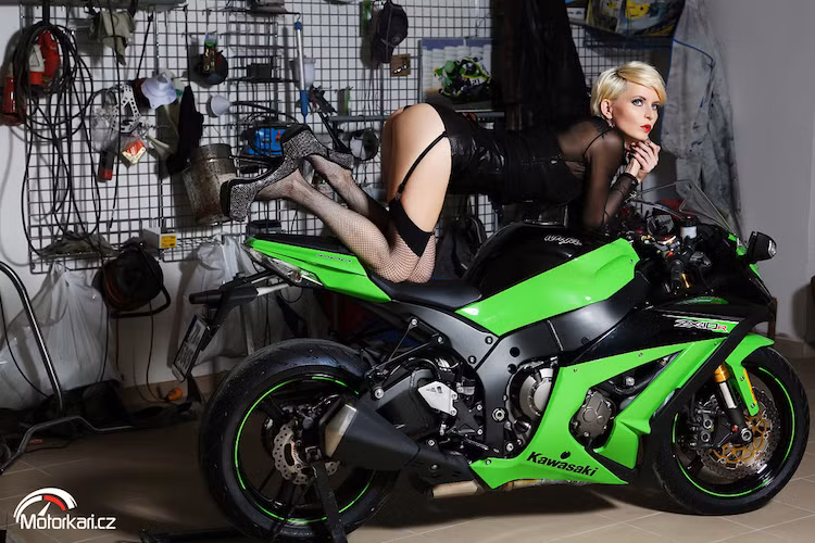 Tất cả các thế hệ ZX-10R đều được trang bị động cơ 998 cc 4 xi-lanh với kích thước gọn nhẹ và có độ bền cao.