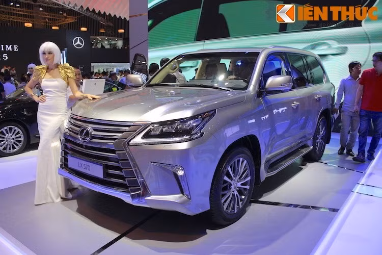 Được phát triển dựa trên Toyota Land Cruiser nhưng Lexus LX570 sang trọng hơn, đổi lại khả năng offroad thấp hơn một chút với gầm cao 22,6 cm, góc thoát trước sau lần lượt là 27 và 23 độ.