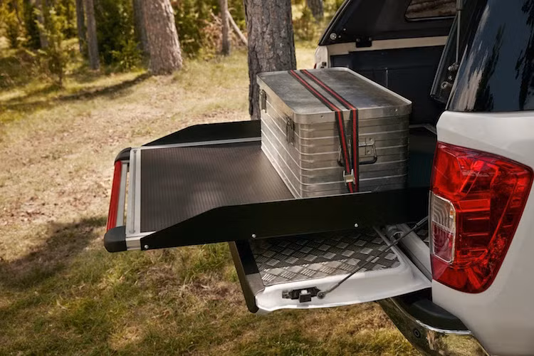 Đặc biệt, Nissan còn cung cấp tùy chọn sàn xe có thể trượt ra ngoài, giúp chất dỡ đồ dễ dàng hơn. Hiện nay trên thị trường, chỉ có duy nhất Navara có phụ kiện này.