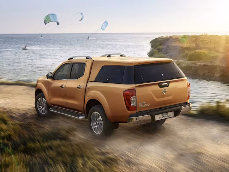 Ngoài các món trang trí ngoại thất như mâm đúc mới, nẹp mạ chrome, decal dán thân xe... một loạt phụ kiện cho Navara khiến chiếc xe tiện dụng hơn tất cả các đối thủ, bắt đầu từ mui kín cho thùng với đầy đủ cửa kính mở được và đèn chiếu sáng.