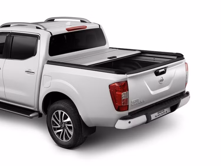 Gọn nhẹ hơn là nắp dạng cửa cuốn với trợ lực, dễ dàng thu gọn và kéo ra. Tuy nhiên, nhược điểm của bộ nắp che này đó là nó chiếm một phần nhỏ thể tích thùng hàng.