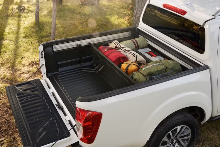Bên trong thùng xe. Nissan cũng đưa ra phụ kiện vách ngăn kín để ngăn những món đồ ướt hay dính bẩn với phần hành lý còn lại.