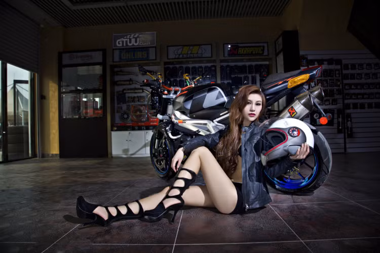 Ngoài ra cũng như các mẫu naked bike khác, tay lái của Tuono 1000R cũng cao hơn so với tay clip-on trên RSV1000R.