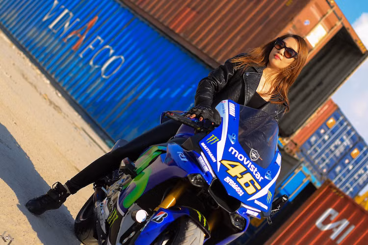 Hệ thống CCU được trang bị sẵn trên R1M - phiên bản thể thao của R1.