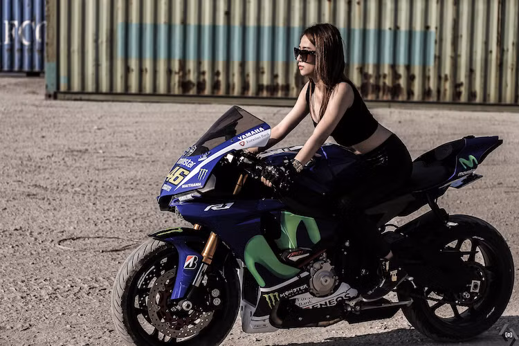 Các công nghệ nổi bật trên R1 bao gồm con quay hồi chuyển 6 hướng, hệ thống kiểm soát lực kéo (TCS), kiểm soát độ trượt (Slide Control System - SCS), kiểm soát độ nâng đầu xe (Lift Control System - LIF), kiểm soát tăng tốc (Launch Control System - LCS) và hệ thống chuyển số nhanh (Quick Shift System - QSS)