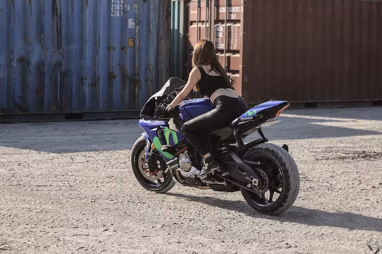 Dù mạnh mẽ nhưng R1 vẫn rất dễ kiểm soát nhờ có một loạt các hệ thống điện tử hỗ trợ, giúp cho ngay cả một người mẫu nữ "liễu yếu đào tơ" cũng có thể "cầm cương" chiếc xe mạnh mẽ này.