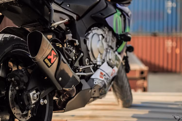 Hệ thống xả được thay bằng loại full system của Akrapovic.