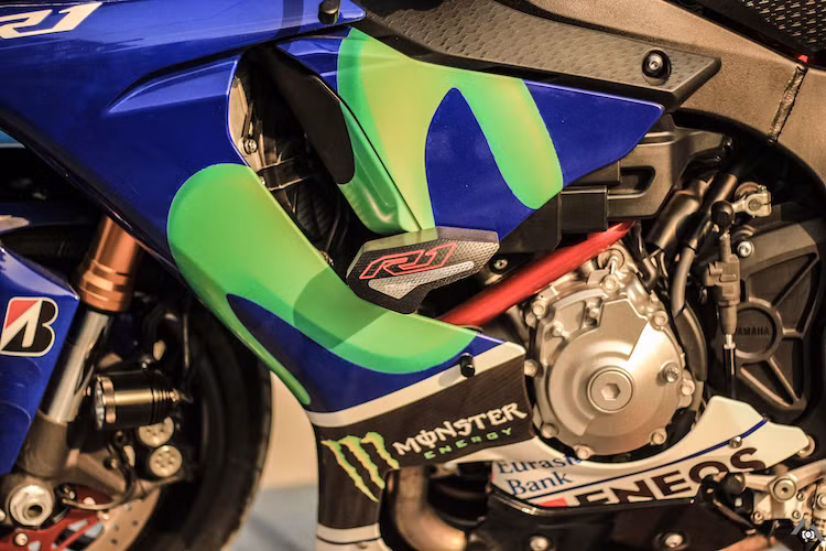 Toàn bộ dàn áo của chiếc xe đã được sơn tem đấu phong cách Movistar, kèm theo những "đồ chơi" nhỏ như chống đổ titan dành riêng cho R1.