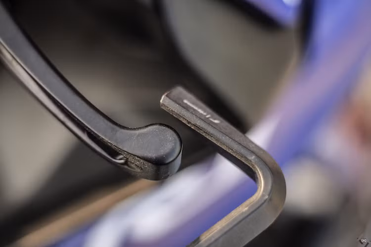 Cặp tay côn và phanh được gắn thêm vòng bảo vệ của Rizoma.