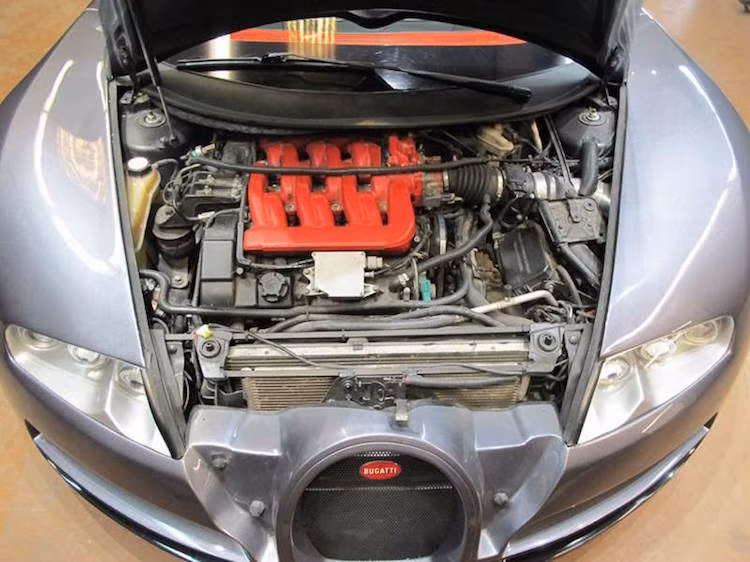 Tuy nhiên trên thực tế, "động cơ" đó chỉ mang tính chất trang trí, khi động cơ thật của chiếc Mercury Cougar vẫn nằm ở bên dưới nắp ca-pô phía trước.