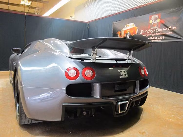 Thậm chí ngay cả cánh đuôi ẩn với khả năng đóng mở dựa theo tốc độ của "ông hoàng" Bugatti Veyron cũng đã được nhái lại rất giống!