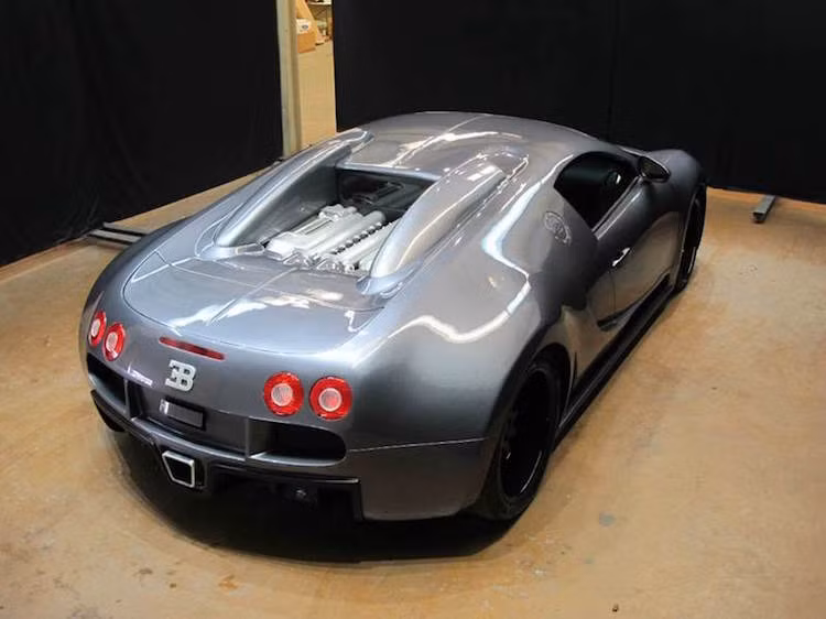 Hiện tại, chiếc Bugatti Veyron "fake" này đang được rao bán tại Mỹ với mức giá lên tới 82.000 USD (tương đương 1,82 tỷ đồng). Công bằng mà nói, mức giá này rất đắt cho một chiếc xe "nhái" khi với số tiền tương đương, người dùng có thể dễ dàng lựa chọn hàng loạt mẫu siêu xe, xe sang cũ đẳng cấp và tốc độ.