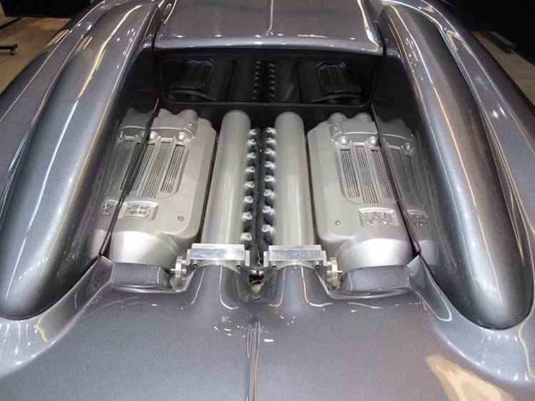 Ở phía sau khoang hành lý, chiếc Cougar cũng có "động cơ" W16 8 lít 4 tăng áp để trần rất giống xe thật.