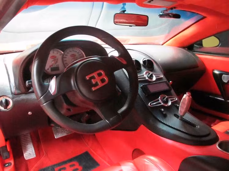 Các chi tiết như bảng điều khiển trung tâm, bảng đồng hồ, cần số... được nhái lại từ mẫu của Veyron nhưng hoàn thiện kém hơn, trong khi vô-lăng của chiếc xe có vẻ như đã được lấy từ Porsche.
