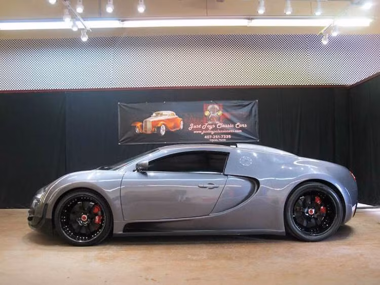 Dù là một sản phẩm "fake" nhưng phần thân xe đã được chế lại y hệt như Bugatti Veyron thật. Nếu không để ý kỹ vào chất lượng gia công, thậm chí nhiều người còn nghĩ rằng chủ xe đã sử dụng thân vỏ thật của Bugatti Veyron.