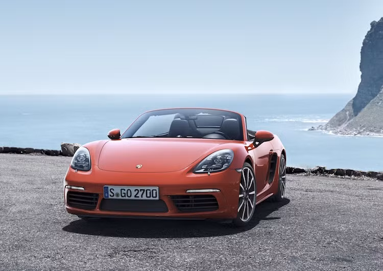 Theo Porsche, số 718 trong tên gọi mới của mẫu xe mui trần giá rẻ Porsche 718 Boxster nhằm gợi nhớ tới chiếc xe đua 718 đã từng thắng nhiều cuộc đua trong thập niên 50-60. Ngoài Boxster, sắp tới dòng Cayman cũng có số 718 phía sau tên gọi.