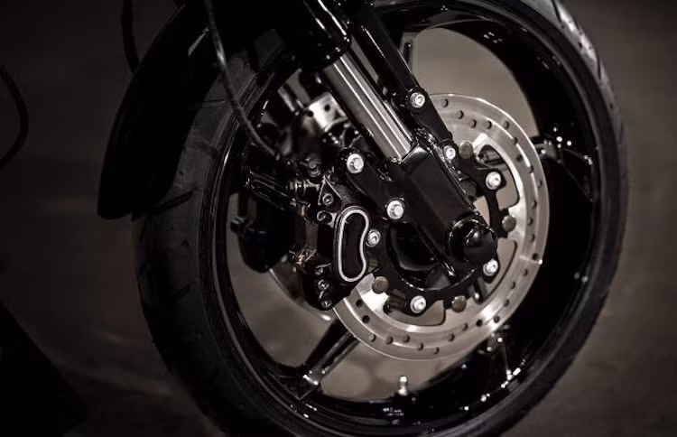 Cũng giống những mẫu CVO khác của Harley, Pro Street Breakout CVO sở hữu mâm với thiết kế 5 cánh kép đặc biệt. Hệ thống phanh trước đĩa kép với ABS là trang bị chuẩn cho xe.