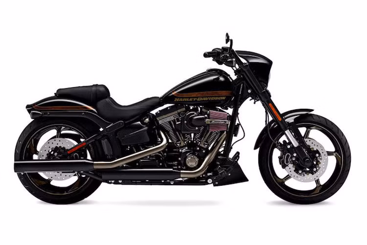 Mẫu xe thứ 2 vừa được Harley-Davidson công bố đó là Pro Street Breakout CVO. Cũng giống như Low Rider S, hãng đã không sử dụng nhiều chrome bóng bẩy với Pro Street Breakout CVO, thay vào đó là nước sơn màu đen đặc biệt được gọi là Smoke Satin Chrome.