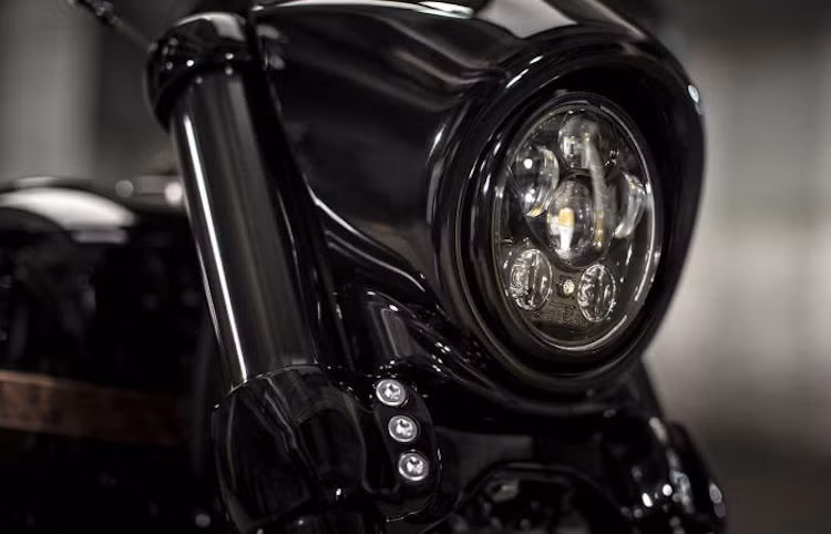 Ở phía trước, chiếc xe cũng có quây gió xung quanh đèn pha. Đặc biệt, Pro Street Breakout CVO là một mẫu Harley-Davidson hiếm hoi sử dụng phuộc trước dạng up-side-down.