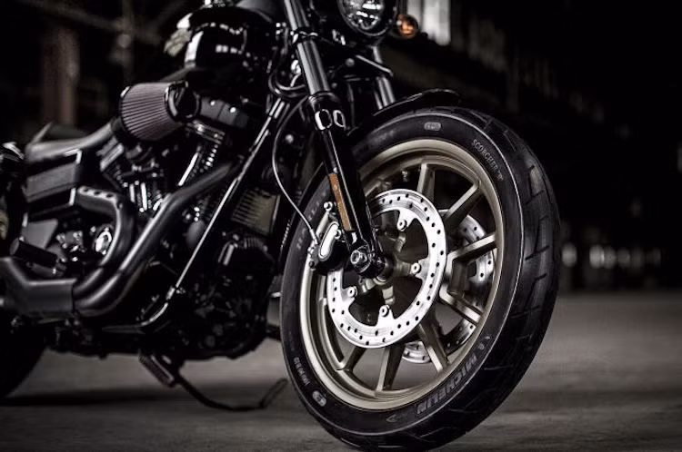 So với Low Rider, thiết kế của Low Rider S nổi bật hơn nhờ có phần quây chắn đèn pha theo phong cách những chiếc xe trong phim Son of Anarchy, toàn thân sơn màu đen cực "ngầu" nhưng có cặp mâm vàng đồng nổi bật.