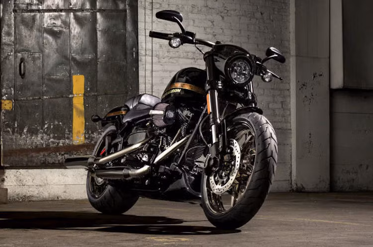 So với phiên bản Breakout thường với giá khởi điểm chỉ từ 18.799 USD, Pro Street Breakout CVO đắt hơn khá nhiều với mức giá niêm yết lên tới 25.699 USD.