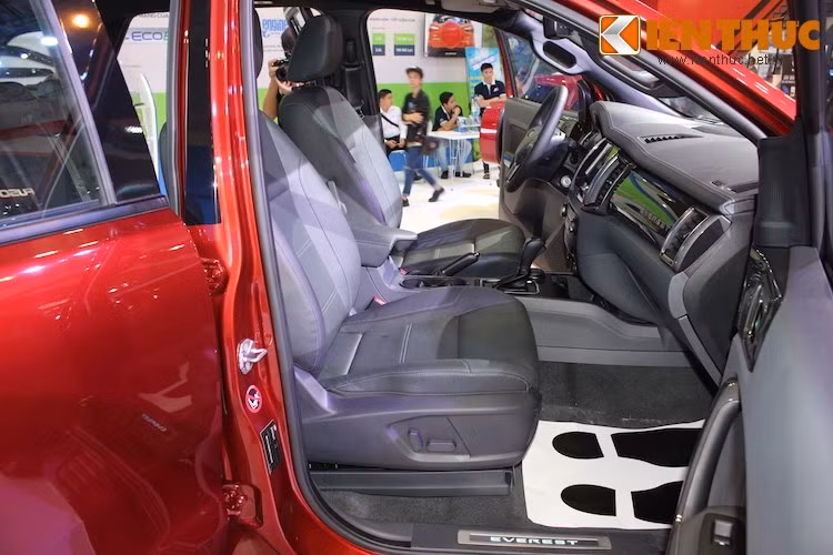 Mức giá rẻ của thế hệ Ford Everest cũ ở Việt Nam có được đơn giản do chiếc xe đã được ra mắt từ quá lâu - năm 2006. Ngoài ra, với thế hệ Everest mới, Ford còn quyết tâm đưa chiếc xe lên một phân khúc cao hơn.