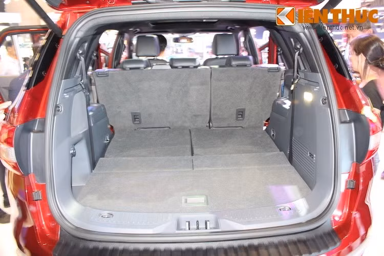 Ngoài ra, xe còn có những tiện ích khác như 3 hàng ghế, trong đó 2 hàng ghế sau có khả năng gập gọn xuống sàn xe. Giống nhiều mẫu SUV cao cấp của Audi hay Lexus, Everest cũng có khả năng gập hàng ghế thứ 3 bằng điện, bên cạnh hàng ghế trước điều chỉnh hoàn toàn bằng điện.