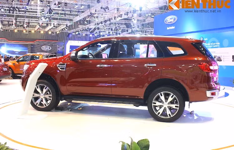 Theo Ford Việt Nam công bố, mức giá dành cho 3 phiên bản Trend AT 2.2L 4x2, Titanium AT 2,2L 4x2 và Titanium AT 3.2L 4x4 của Ford Everest 2016 lần lượt là 1,249; 1,329 và 1,629 tỷ đồng.