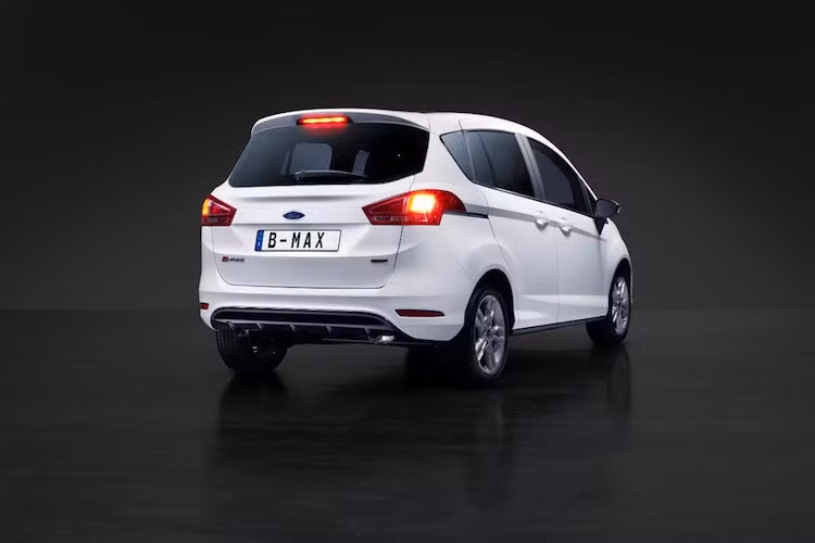 MPV cỡ nhỏ B-Max có kích thước D x R chỉ 4077 x 2067 mm. Với đời 2016, Ford đã bổ sung thêm cho B-Max phiên bản Color Edition mới với 10 lựa chọn màu ngoại thất, mui màu đen, mâm xe sơn bóng 16 inch, cánh đuôi phía sau và kính hậu tối màu.