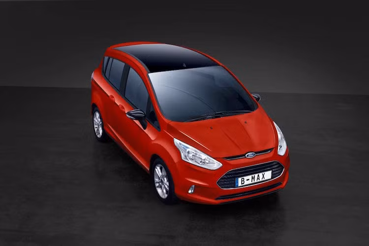 Bên cạnh 2 phiên bản máy xăng nạp khí tự nhiên 1.6l và diesel 1.5l, B-Max 2016 còn có thêm bản động cơ tăng áp EcoBoost 1.0l mới với công suất 138 mã lực, giúp xe chỉ tiêu thụ 5 lít xăng/100 km.