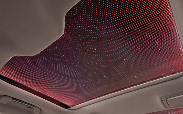 Ngoài ra, khách hàng vẫn có thể đặt thêm những tùy chọn cao cấp và độc đáo nhất như cửa sổ trời panorama Sky Lounge, với hơn 15.000 bóng đèn và có thể đổi qua lại giữa 6 màu sắc khác nhau.