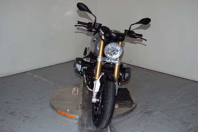 Tại thị trường Anh, BMW R nine T Sport sẽ được bán từ ngày 6/2 tới với giá niêm yết 12.990 Bảng Anh (tương đương 411 triệu đồng).