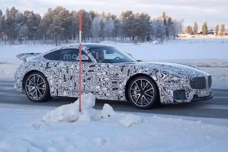 Động cơ V8 4.0 tăng áp kép trên AMG GT S vẫn sẽ tiếp tục được giữ lại trên chiếc xe mới, tuy nhiên được nâng công suất lên khoảng 550 mã lực thay vì chỉ 503 mã lực như GT S hiện nay. Ngoài ra nhiều chi tiết trên xe cũng sẽ được lấy từ mẫu xe đua AMG GT3.