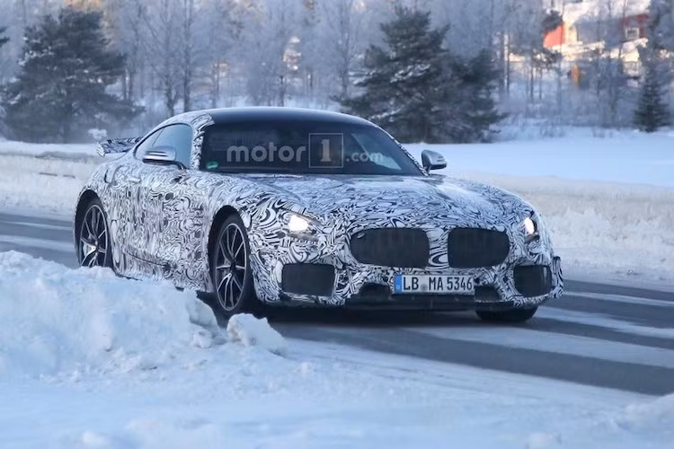 So với phiên bản GT S trước đó, Mercedes AMG GT R sẽ sở hữu thiết kế thể thao hơn với cản trước có các khe hút gió lớn hơn.