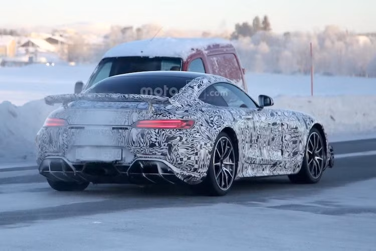 Phiên bản thử nghiệm này đang chạy mâm của SLS AMG Black Series trước đây, nhưng chắc chắn chiếc xe sản xuất hàng loạt sẽ có thiết kế mâm khác. Ở phía sau, cản hậu với cánh khuếch tán không khí và cánh gió đuôi xe hoàn tất những thay đổi của AMG GT R.