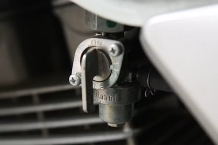 Cùng với hệ thống phun xăng điện tử và trọng lượng 139 kg, xe có thể đạt tốc độ tối đa 160 km/h.