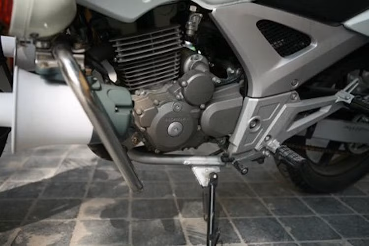 Xe sở hữu động cơ 240 cc 1 xi-lanh làm mát bằng gió với công suất tối đa 24 mã lực cùng mô-men xoắn cực đại 24 Nm, đi kèm với hộp số 6 cấp.