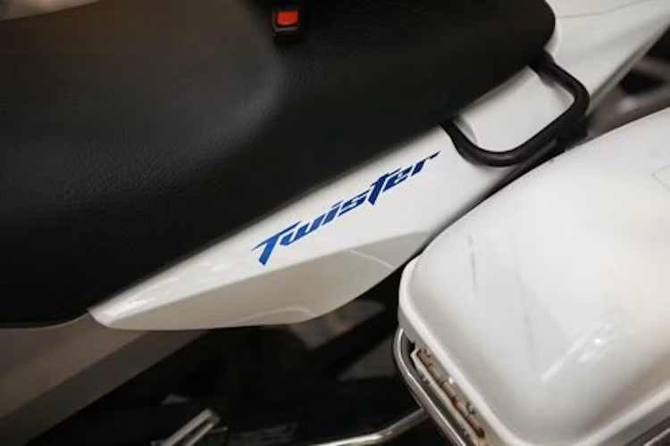 Giống các loại xe chuyên dụng khác của cảnh sát giao thông, những chiếc CBX250 Twister dẫn đoàn cũng có màu sơn trắng.