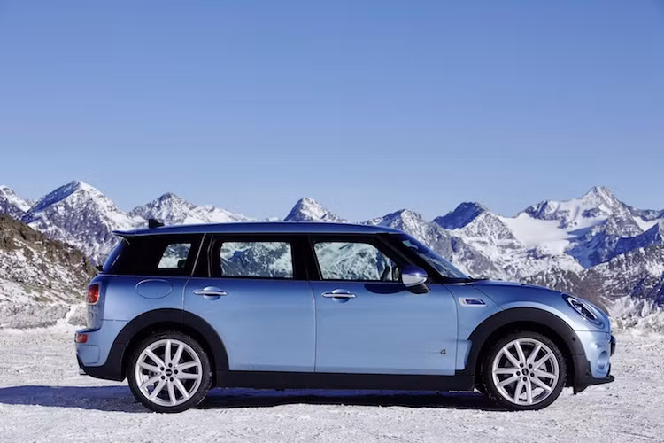 Chi tiết dễ dàng nhất để nhận biết chiếc xe là logo ALL4 nằm ở góc dưới cửa trước. So với thế hệ Clubman cũ, Clubman ALL4 phiên bản mới cũng sở hữu chiều dài lớn hơn tới 27 mm, rộng hơn 9 cm và có độ dài trục cơ sở lớn hơn tới 10 cm.