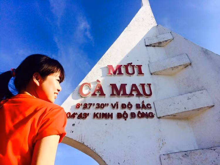 Từ Sài Gòn, những "phượt thủ" có thể tìm tới đất mũi Cà Mau để trải nghiệm cuộc sống bình dị, chân chất của con người miền Tây sông nước, lăn bánh trên những con đường nhỏ hẹp đặc trưng hay mua sắm tại các bến nước phương Nam.